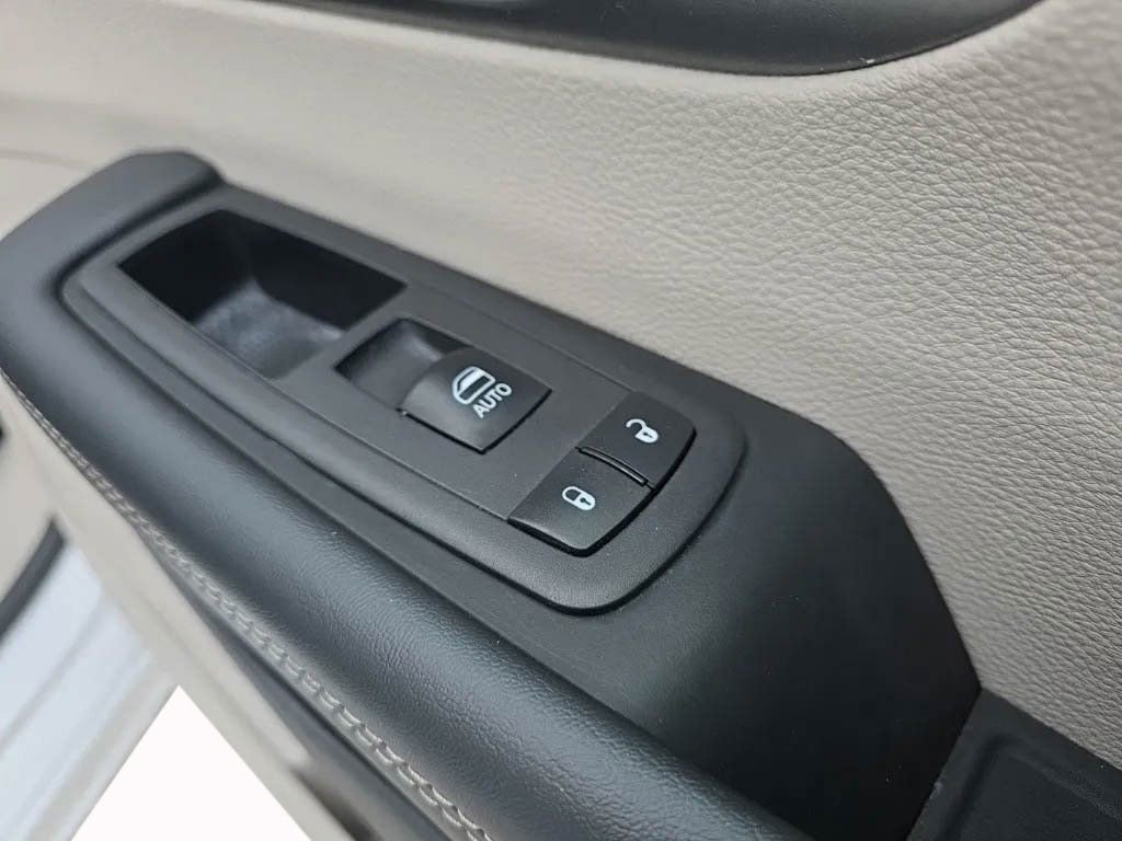 Used 2024 Chrysler Pacifica Select FWD image 21