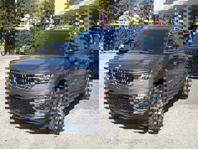 Certified 2024 Jeep Grand Cherokee Limited image 3