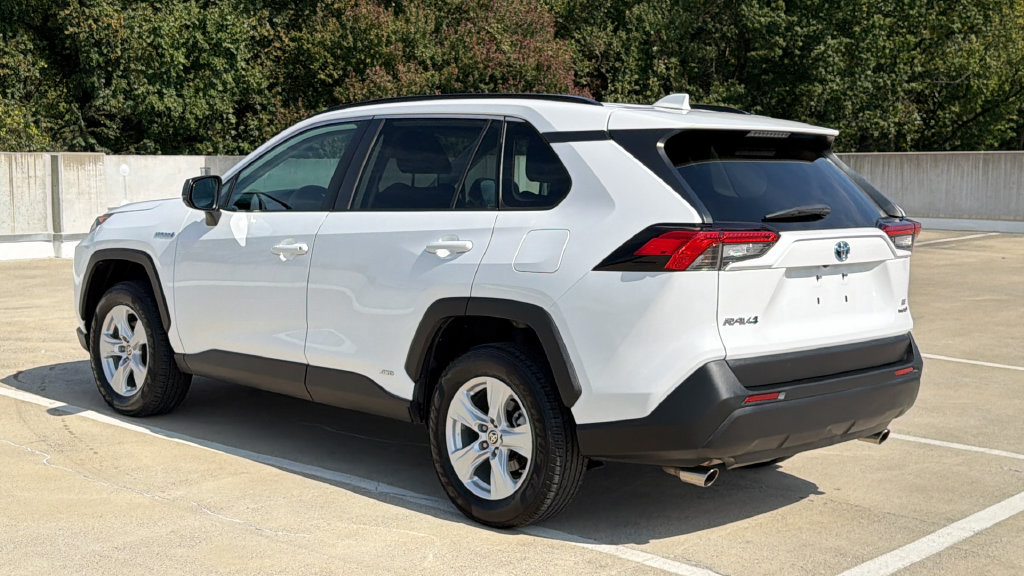 Used 2021 Toyota RAV4 LE AWD/4WD image 3