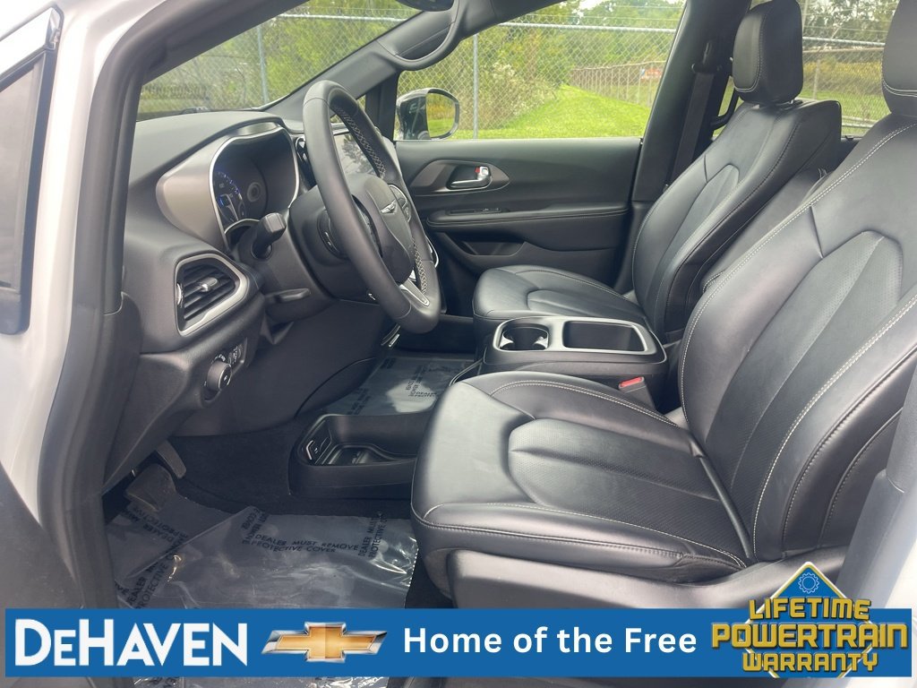 Used 2025 Chrysler Pacifica Select FWD image 19
