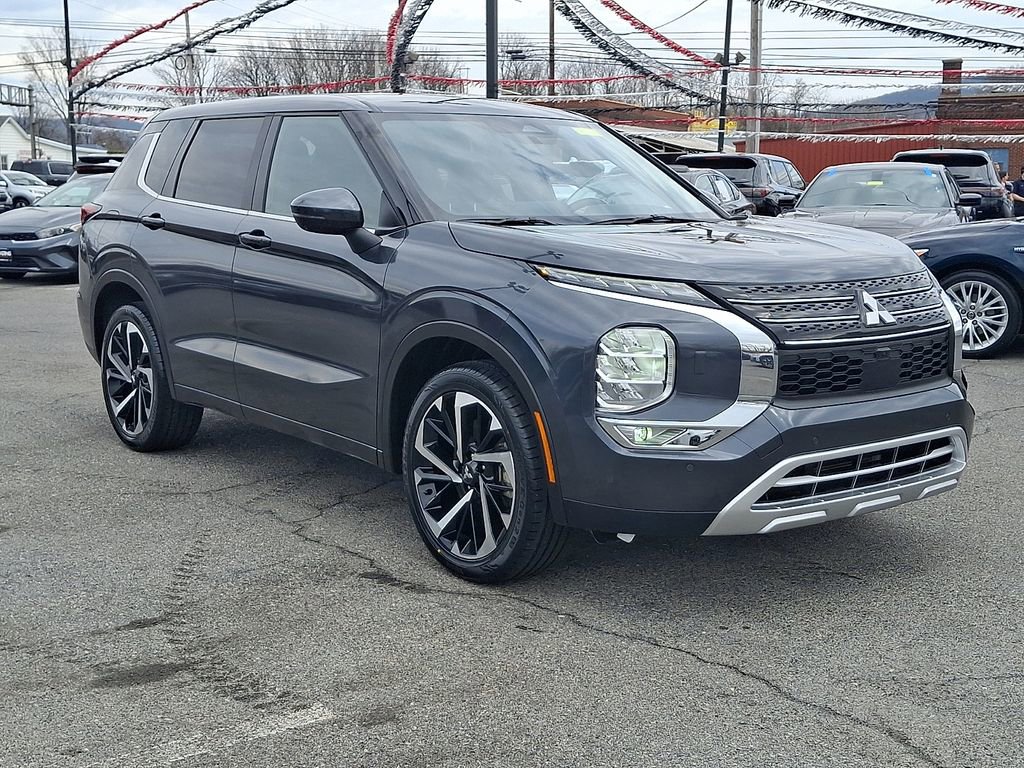 Used 2024 Mitsubishi Outlander SE Black Edition image 4