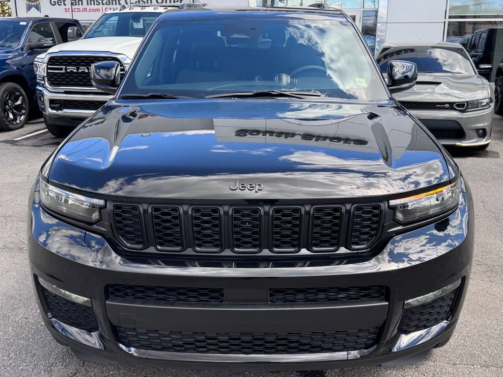 Used 2025 Jeep Grand Cherokee L Limited w/ Black Appearance Package AWD/4WD image 2