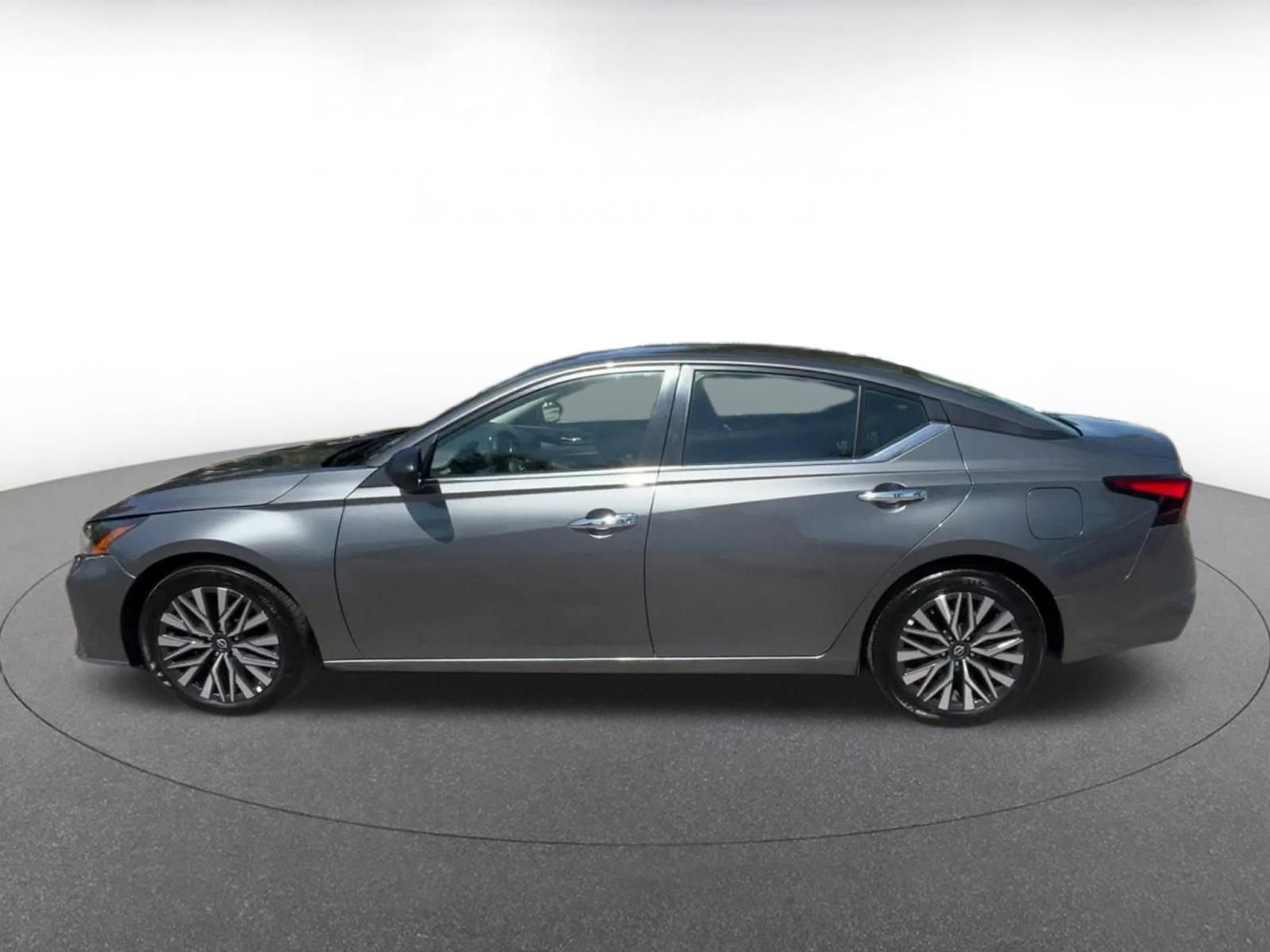 Used 2025 Nissan Altima 2.5 SV FWD image 9