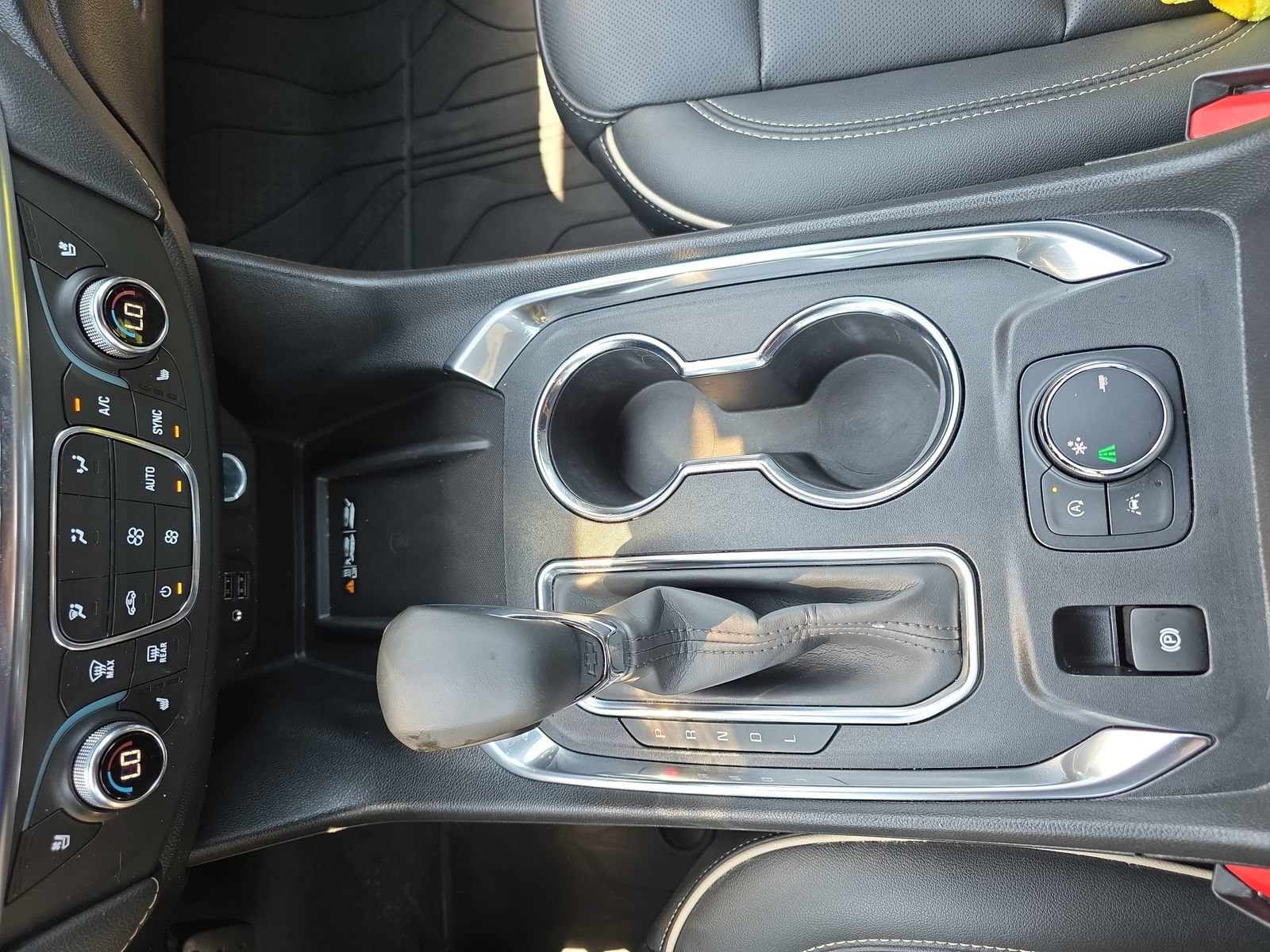 Used 2023 Chevrolet Traverse Premier FWD image 26