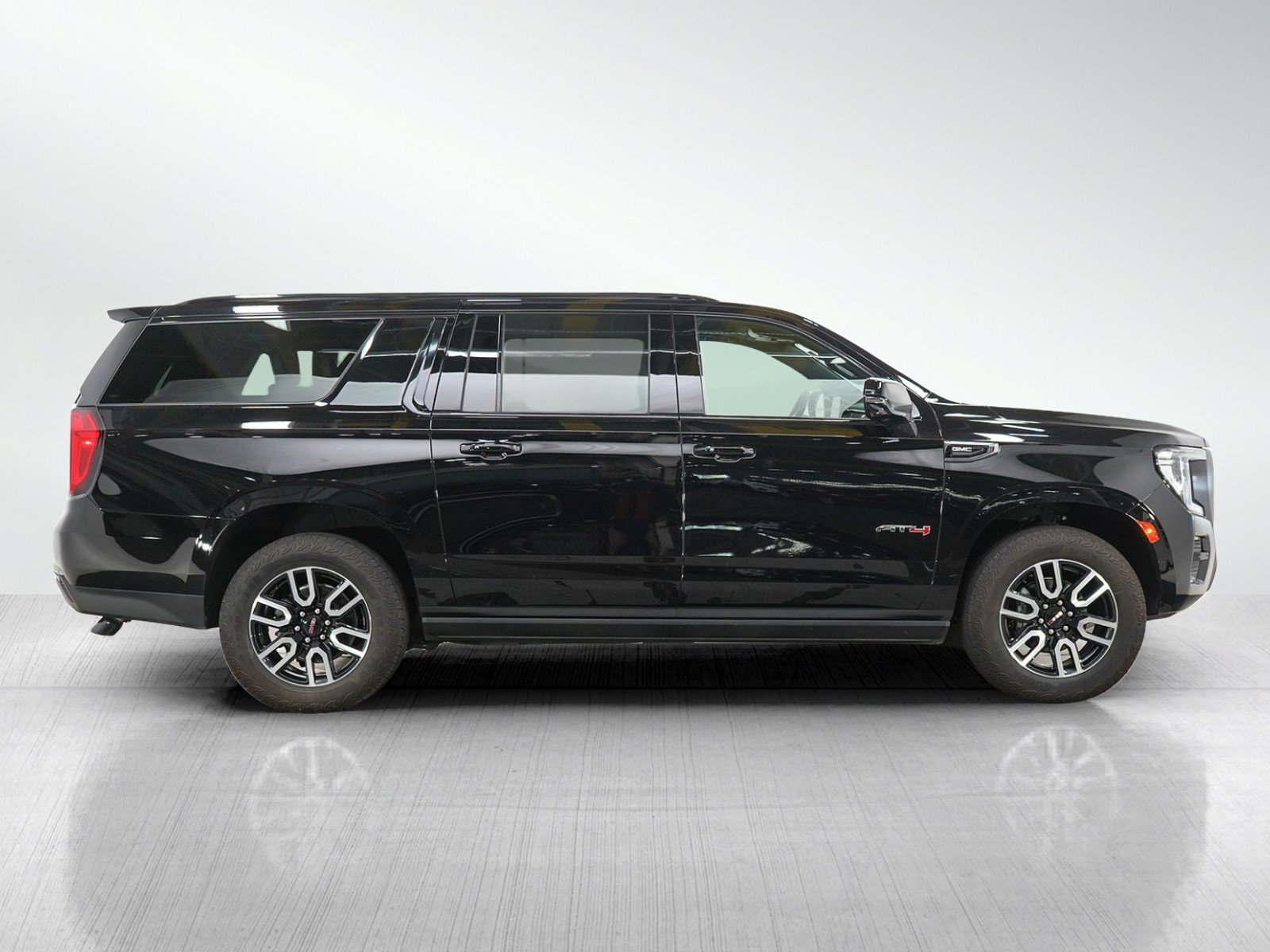 Used 2024 GMC Yukon XL AT4 w/ AT4 Premium Package AWD/4WD image 8