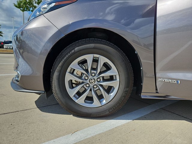 Used 2021 Toyota Sienna XLE FWD image 24