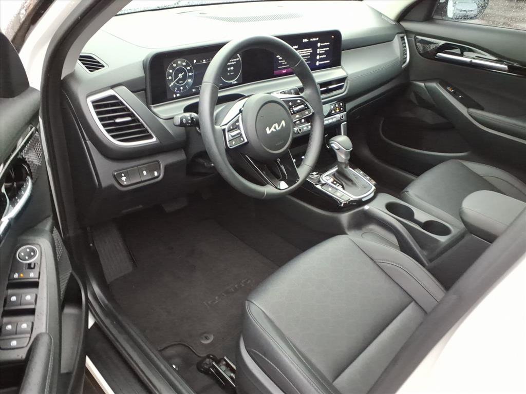 Used 2025 Kia Seltos EX w/ EX Sunroof Package image 13