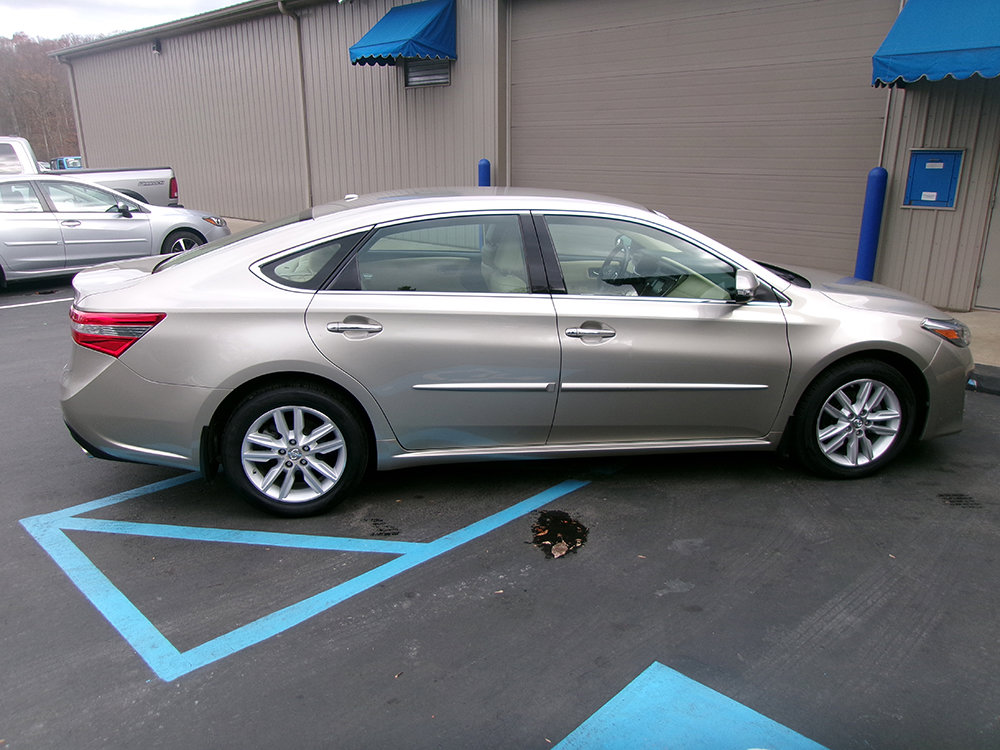 Used 2015 Toyota Avalon XLE w/ Preferred Accessory Package FWD image 6