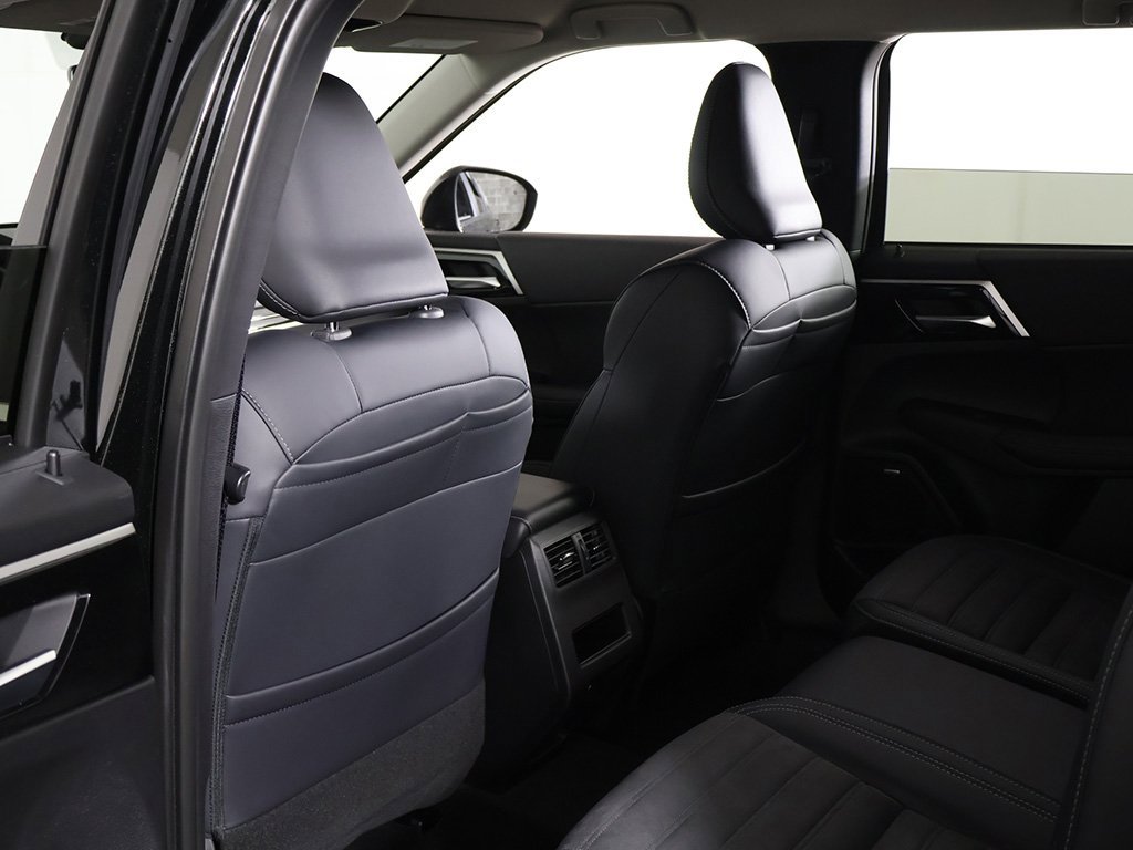 New 2025 Mitsubishi Outlander SE image 29