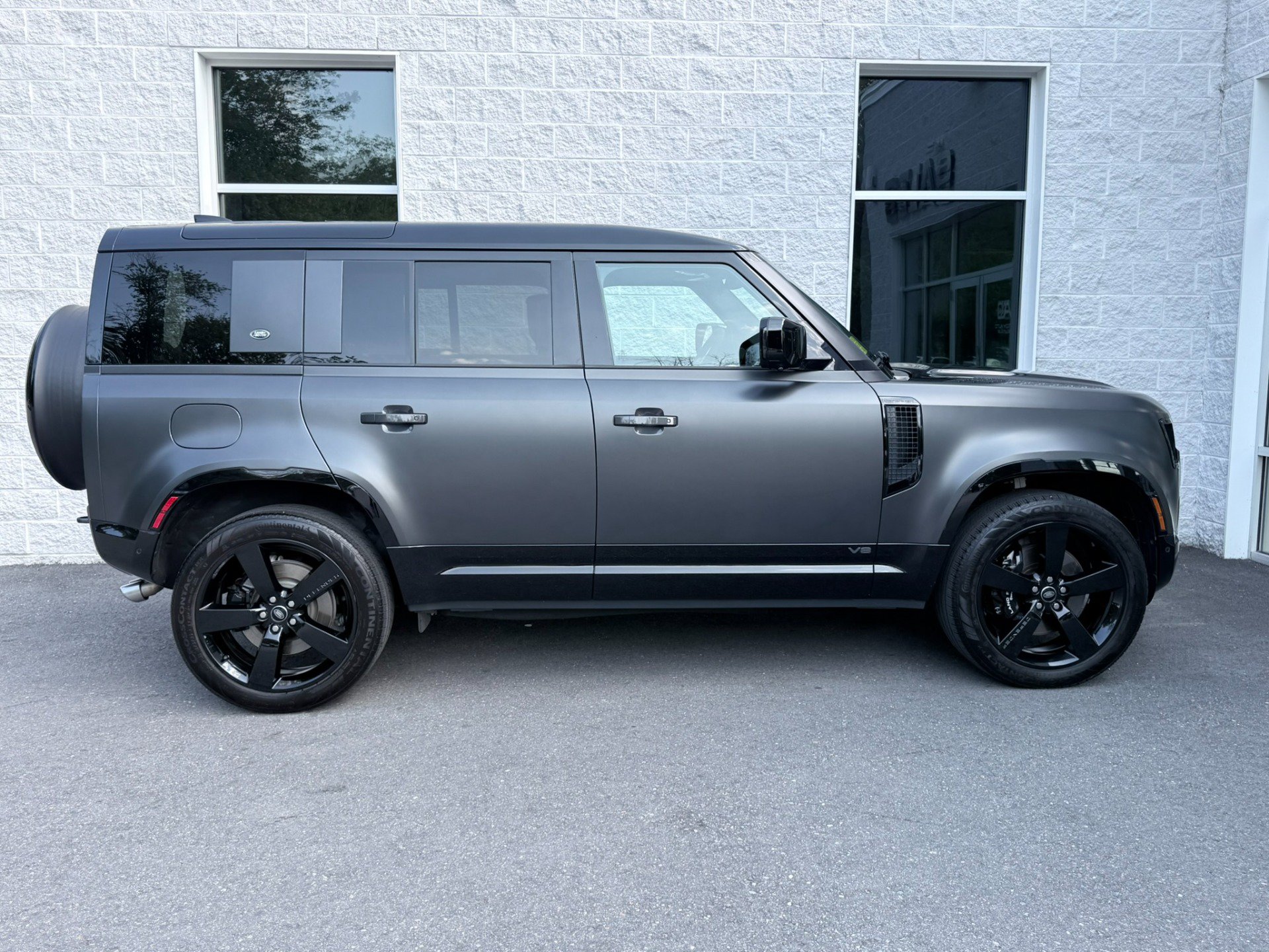 Used 2023 Land Rover Defender 110 AWD/4WD image 32