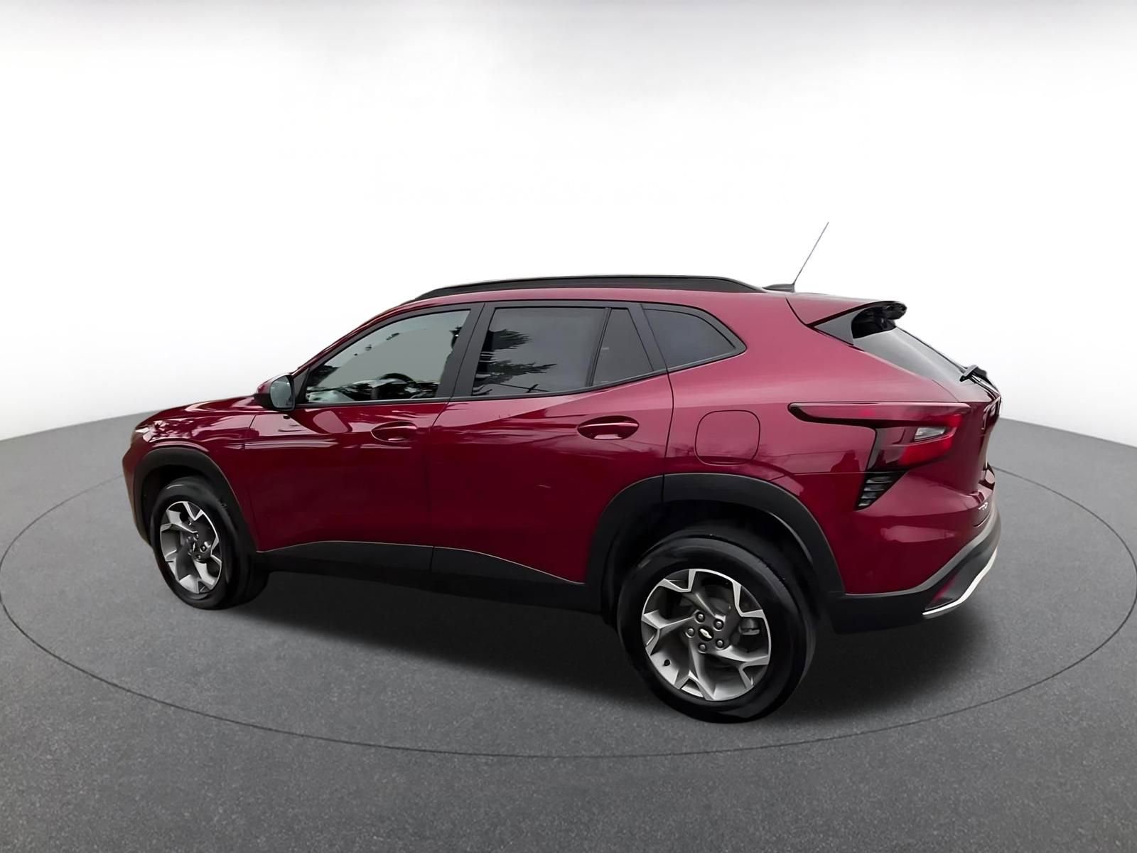 Used 2025 Chevrolet Trax LT FWD image 10