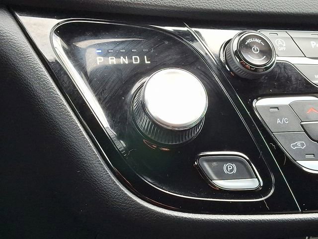 Used 2025 Chrysler Pacifica Select image 16