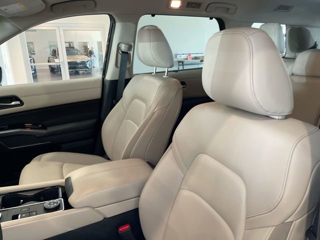 Used 2025 Nissan Pathfinder SL AWD/4WD image 10