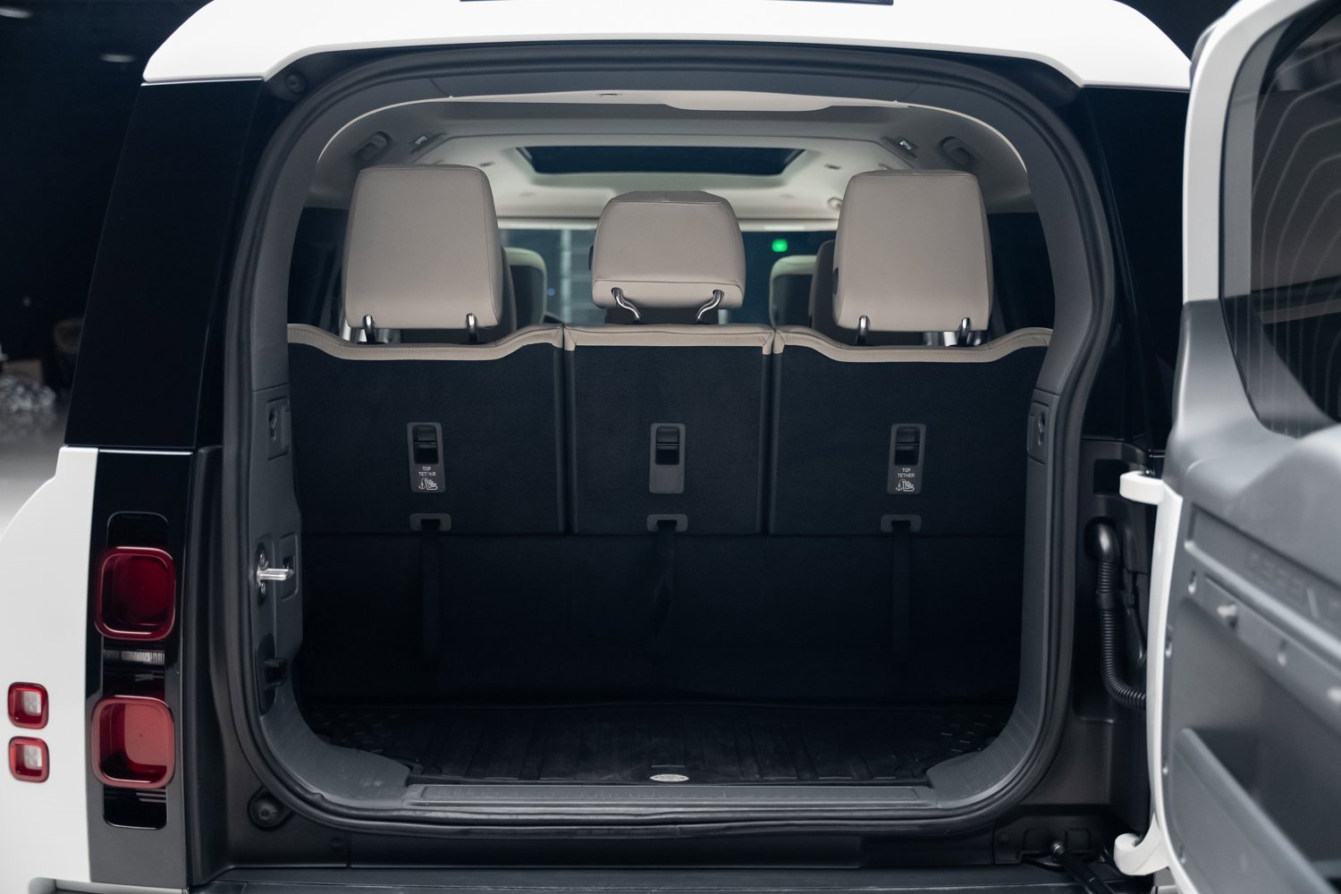 Used 2023 Land Rover Defender 130 First Edition image 75