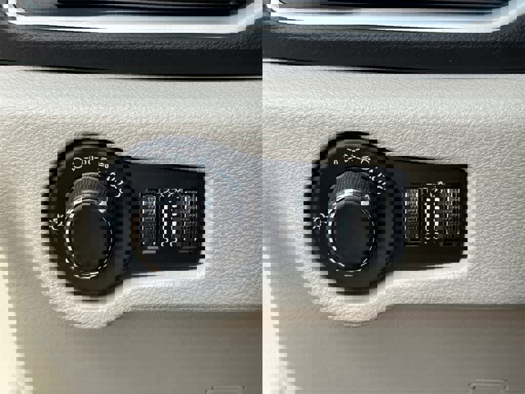 Used 2023 Chrysler Voyager LX image 32