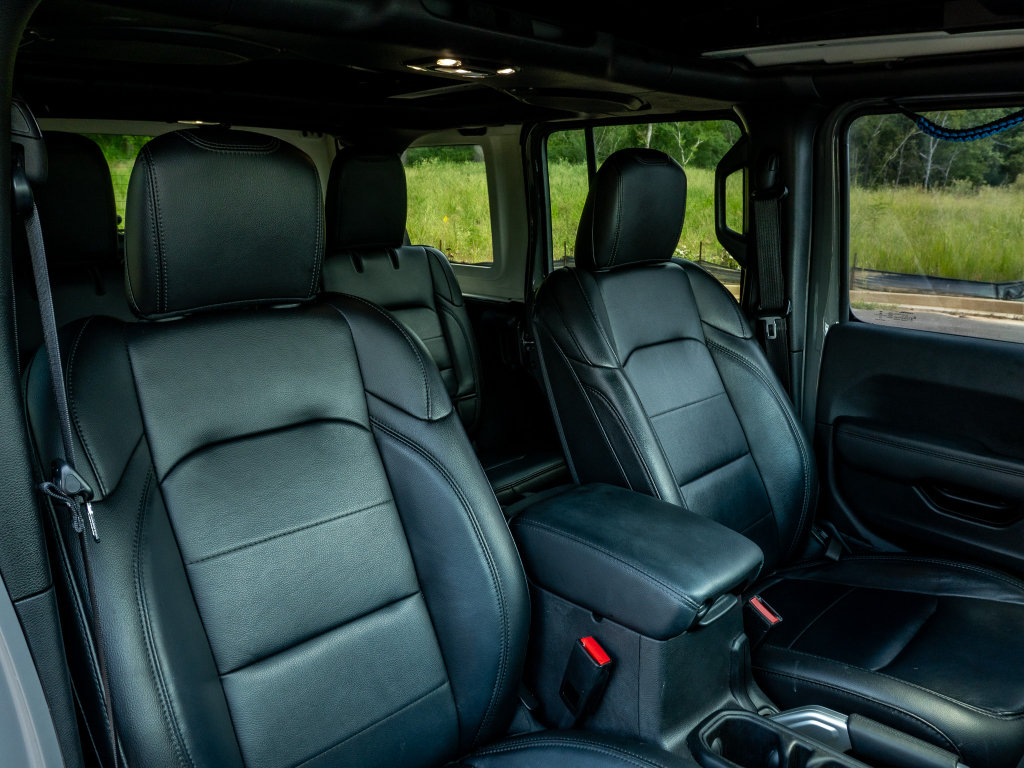Used 2022 Jeep Wrangler Unlimited Sahara AWD/4WD image 19