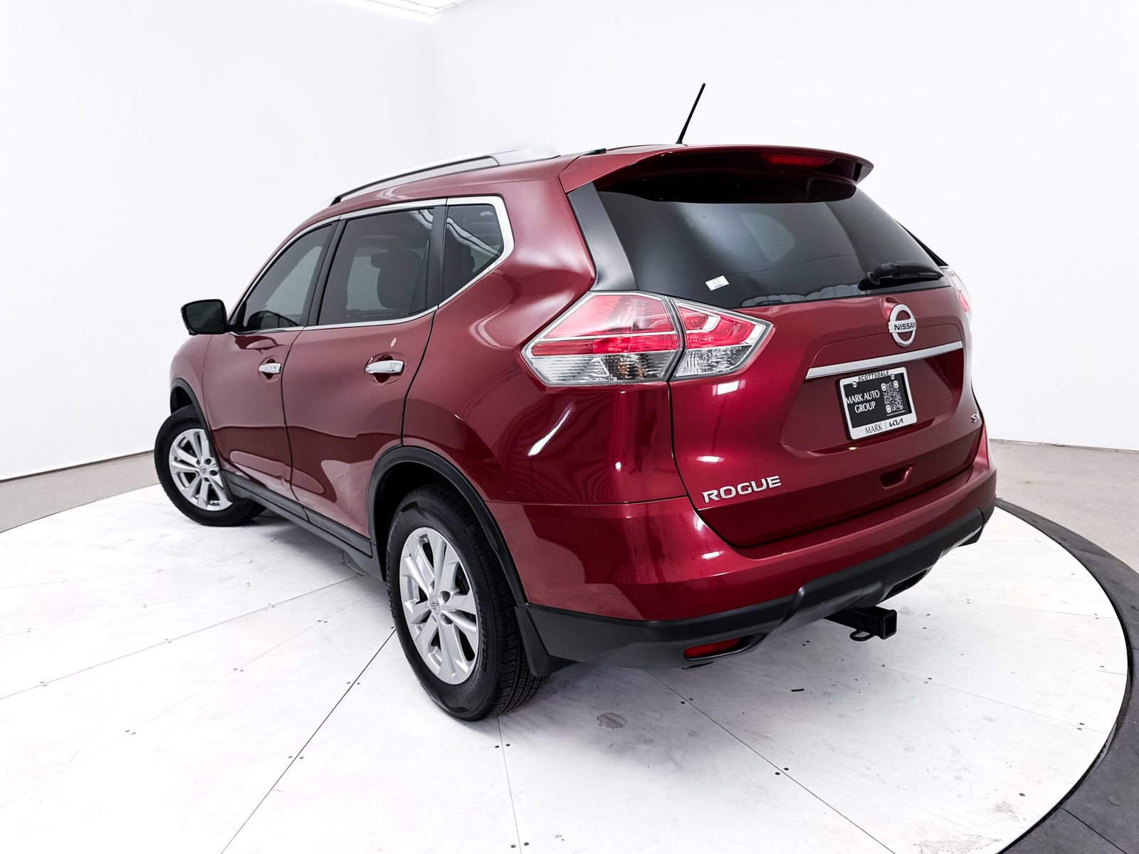 Used 2015 Nissan Rogue SV w/ SV Premium Package image 2