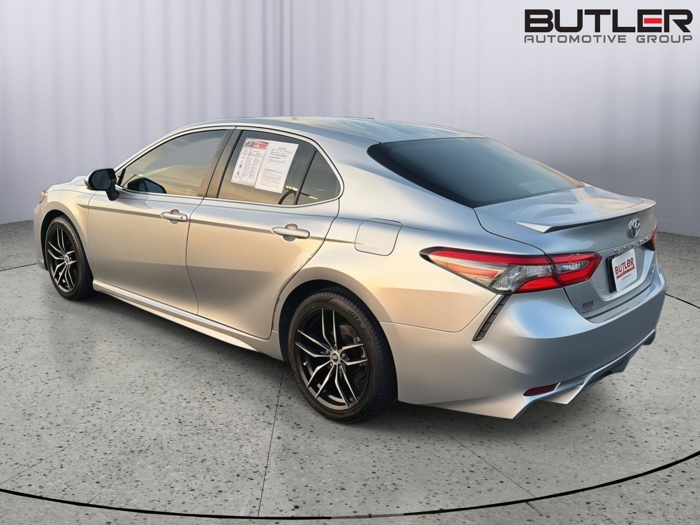 Used 2018 Toyota Camry SE w/ Convenience Package FWD image 4