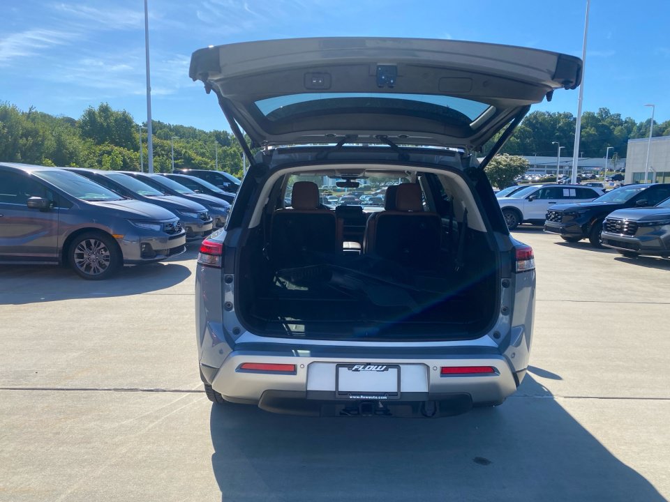 Used 2024 Nissan Pathfinder Platinum AWD/4WD image 18