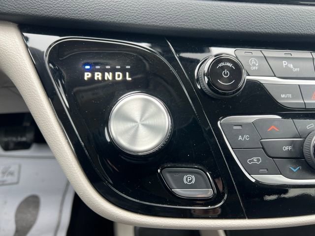 Used 2024 Chrysler Pacifica Touring-L image 27
