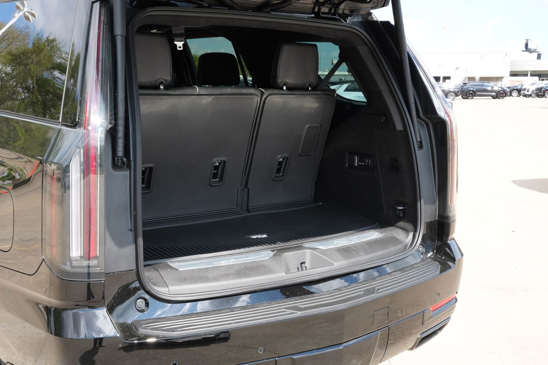 New 2026 Cadillac Escalade Platinum Sport w/ LPO, ONYX Package image 24