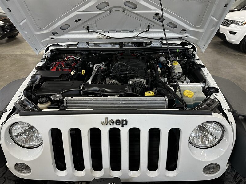 Used 2015 Jeep Wrangler Rubicon w/ Power Convenience Group AWD/4WD image 9