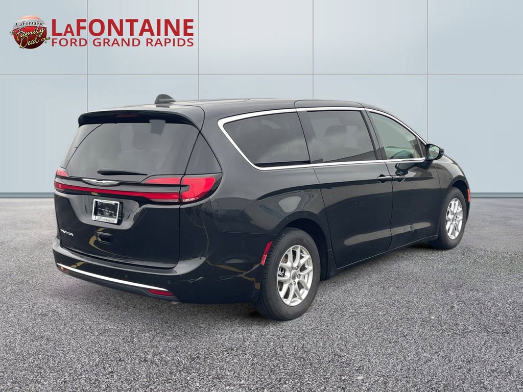 Used 2023 Chrysler Pacifica Touring-L FWD image 7