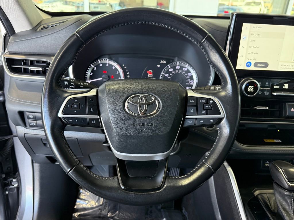 Used 2023 Toyota Highlander XLE image 25