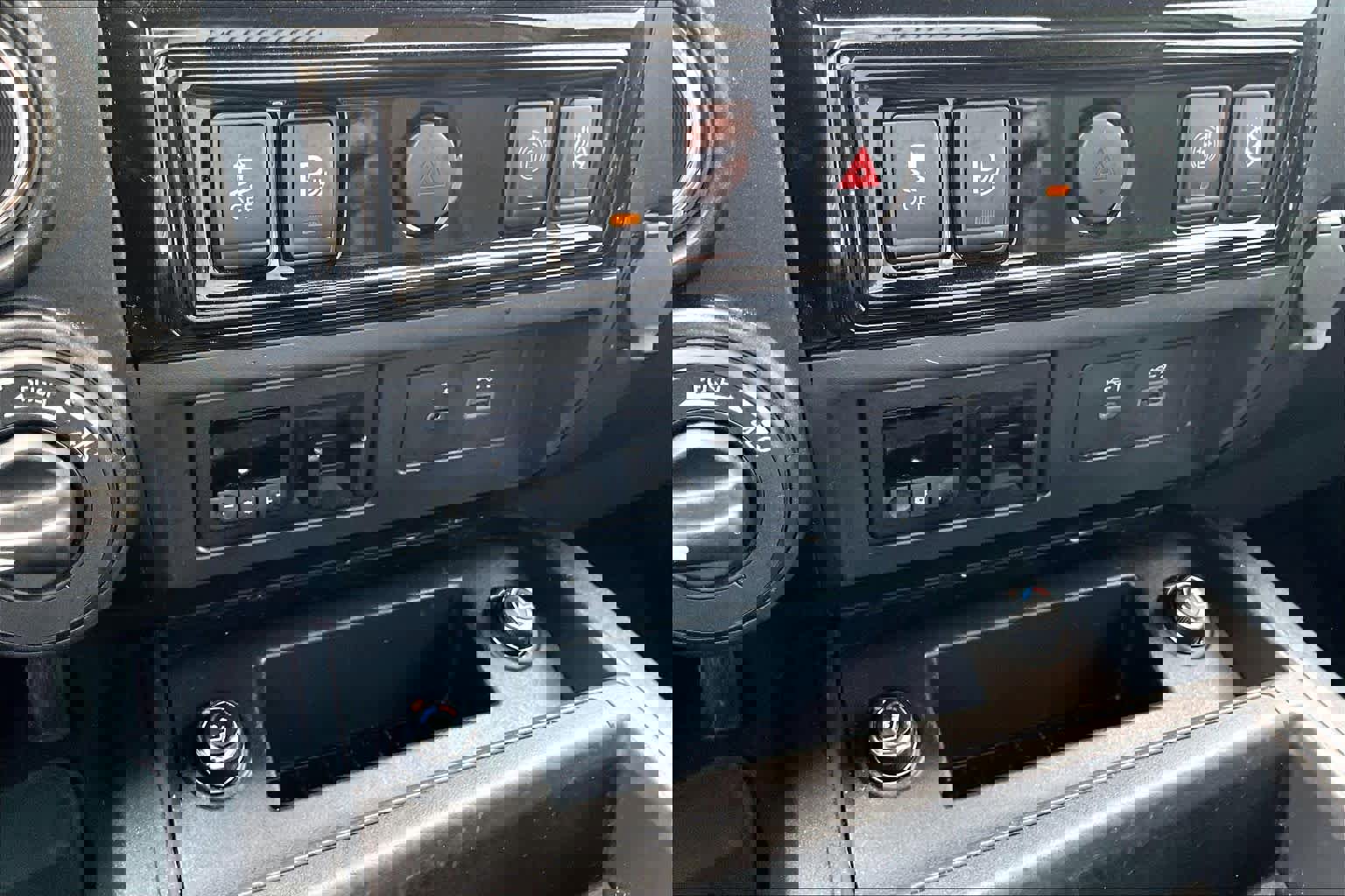 Used 2024 Nissan Titan PRO-4X w/ Pro-4x Convenience Package image 35