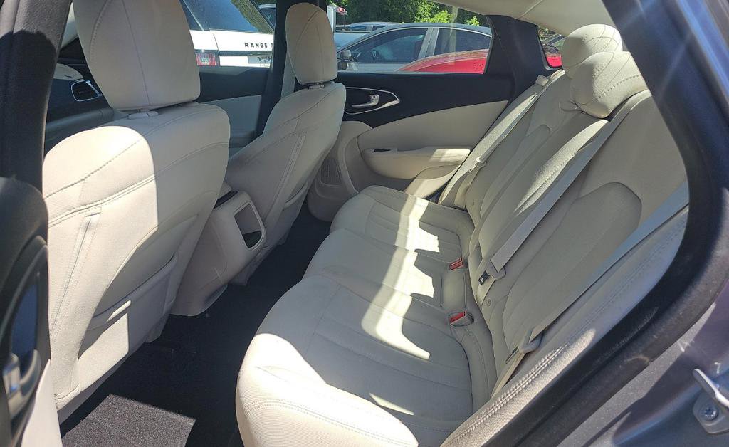 Used 2016 Chrysler 200 Limited FWD image 17