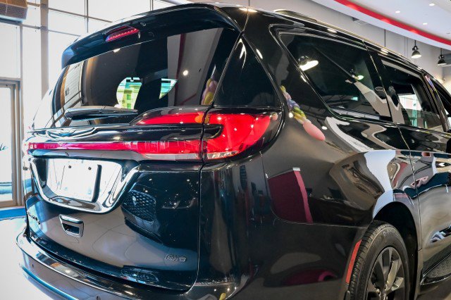 Used 2021 Chrysler Pacifica Touring-L w/ S Appearance Package image 11