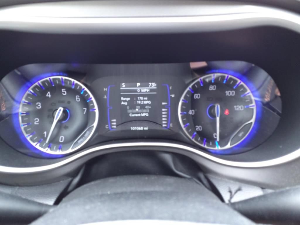 Used 2020 Chrysler Pacifica Touring-L FWD image 13
