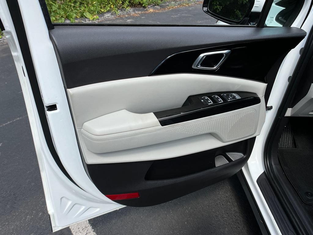 Used 2024 Kia Carnival EX FWD image 11