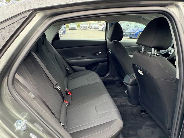 Used 2025 Hyundai Elantra SE image 12