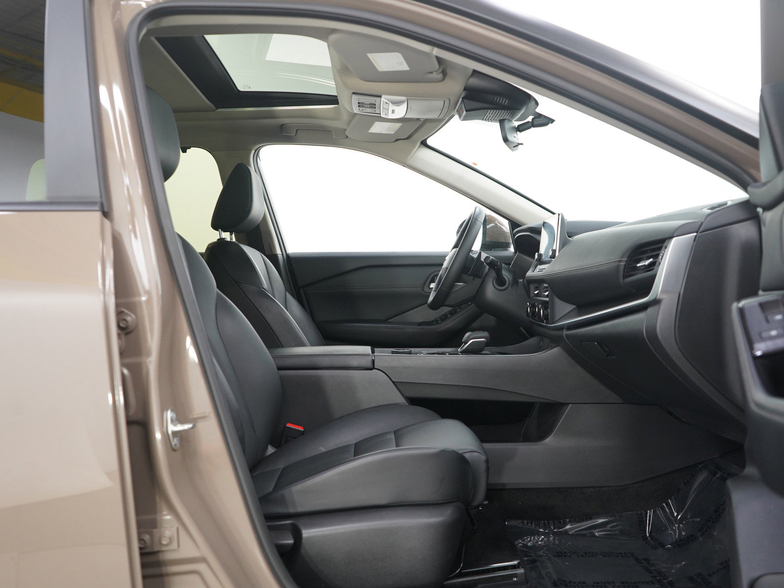 Used 2025 Nissan Rogue SV w/ SV Premium Package image 11