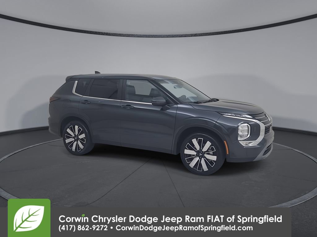 Used 2025 Mitsubishi Outlander SE image 2