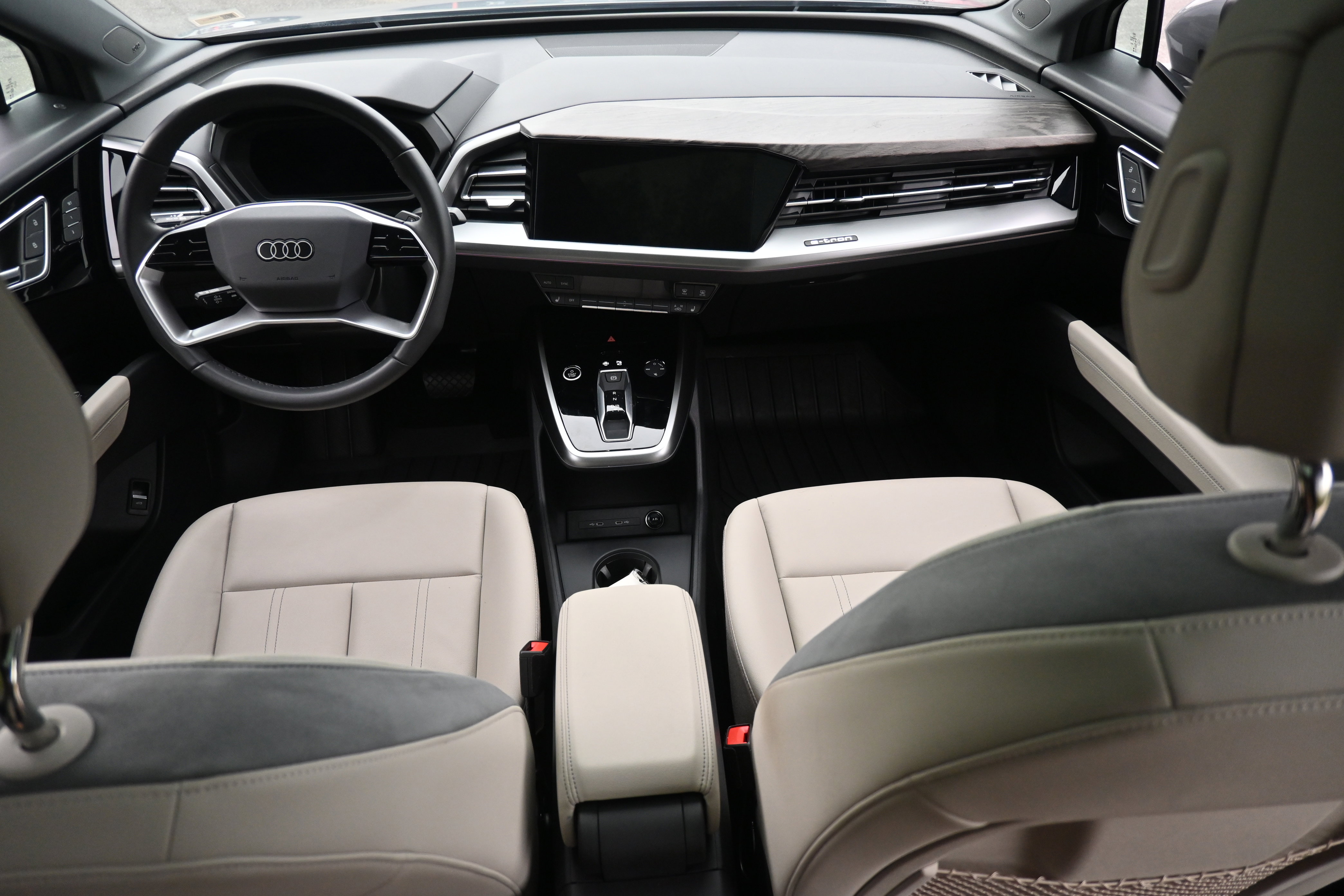 Used 2025 Audi Q4 e-tron Premium Plus image 24