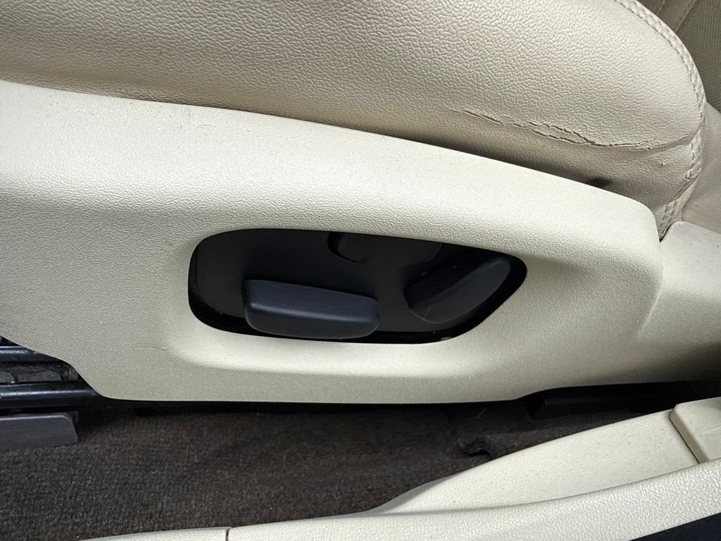 Used 2015 Lincoln MKS AWD image 24