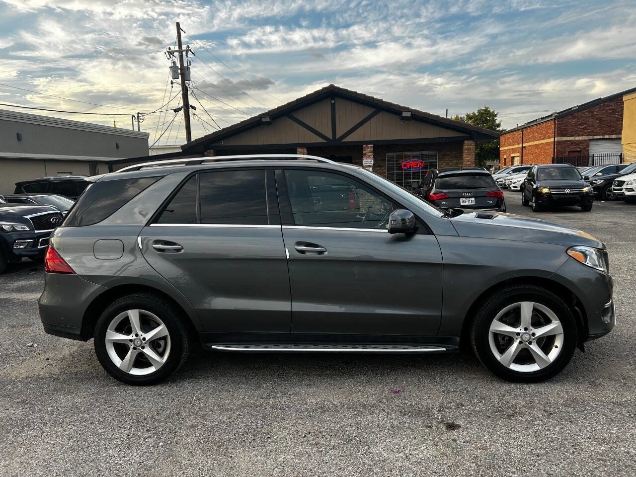 Used 2017 Mercedes-Benz GLE 350 w/ Premium 1 Package image 4