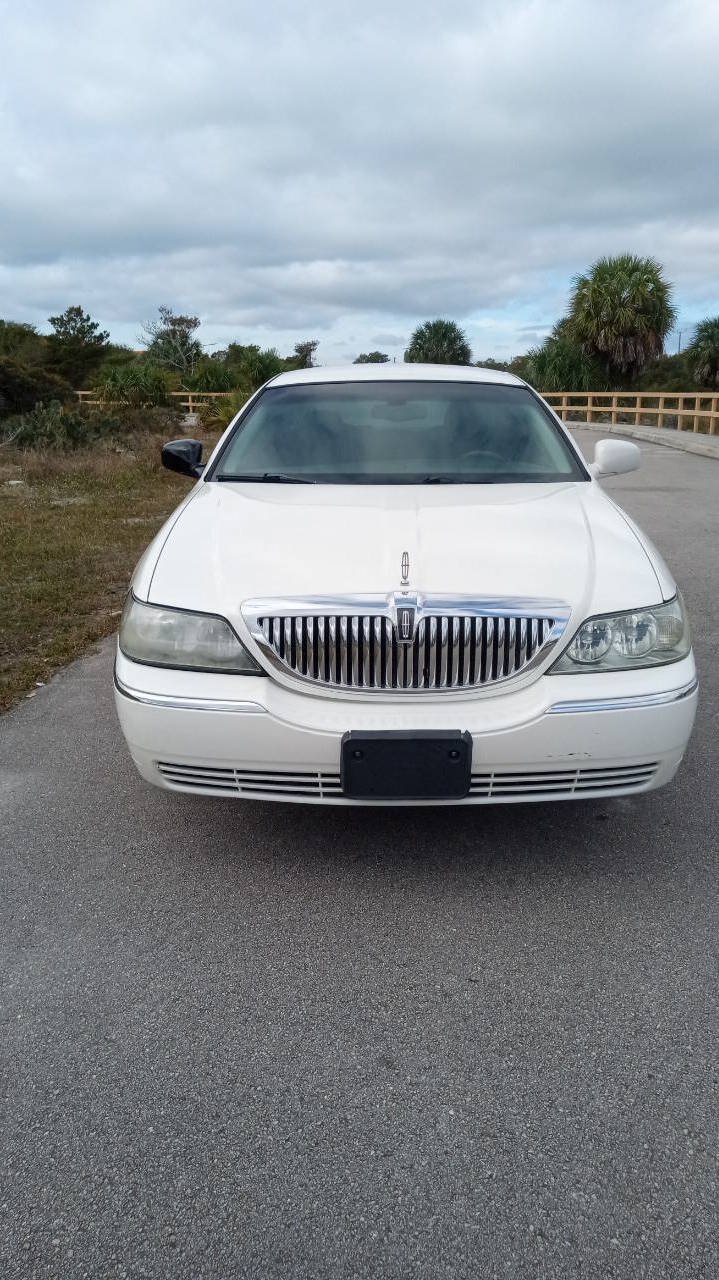 Used 2003 Lincoln Town Car Executive RWD image 3
