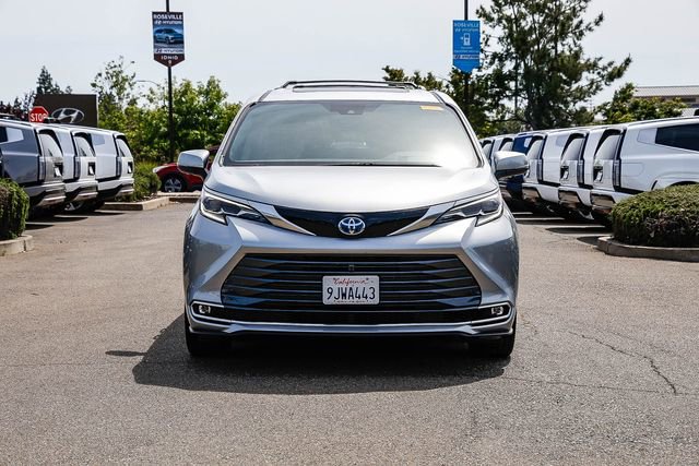 Used 2024 Toyota Sienna Platinum AWD/4WD image 7