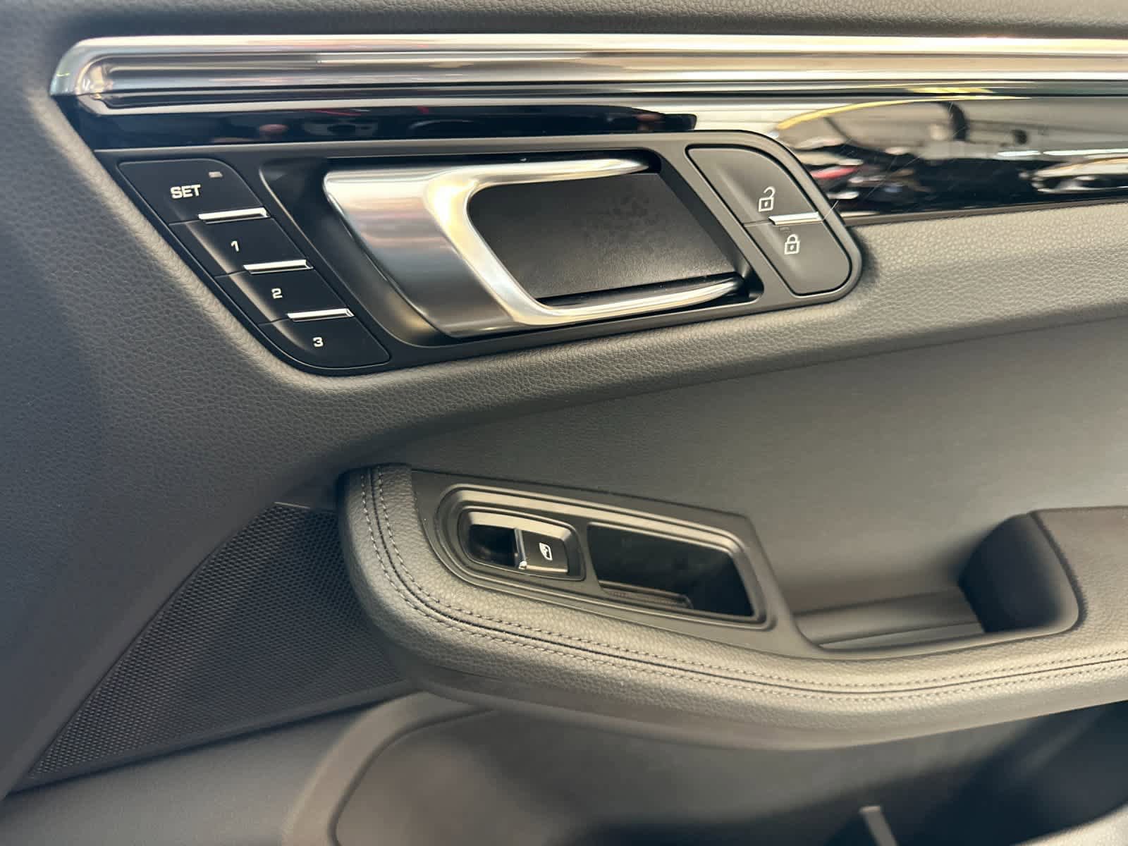 Certified 2025 Porsche Macan AWD/4WD image 19