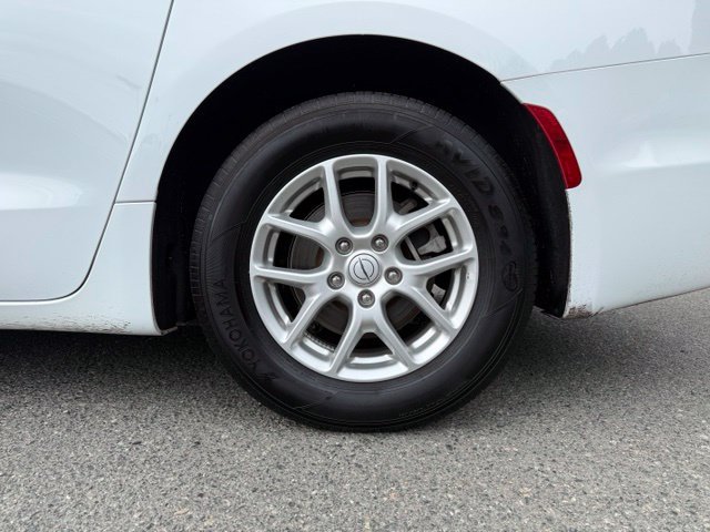 Used 2025 Chrysler Pacifica Select FWD image 18