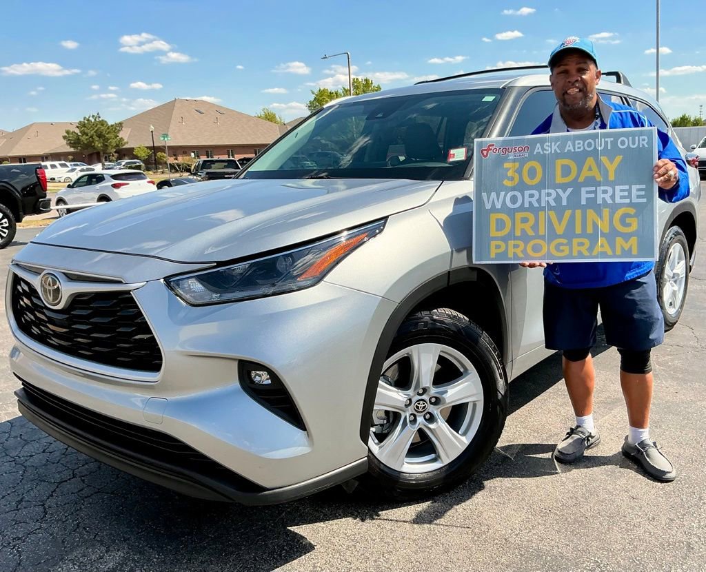 Used 2021 Toyota Highlander LE image 1