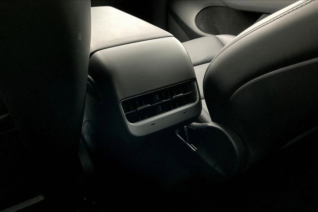 Used 2024 Tesla Model Y 2WD image 10