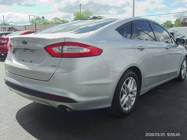 Used 2015 Ford Fusion SE FWD image 3