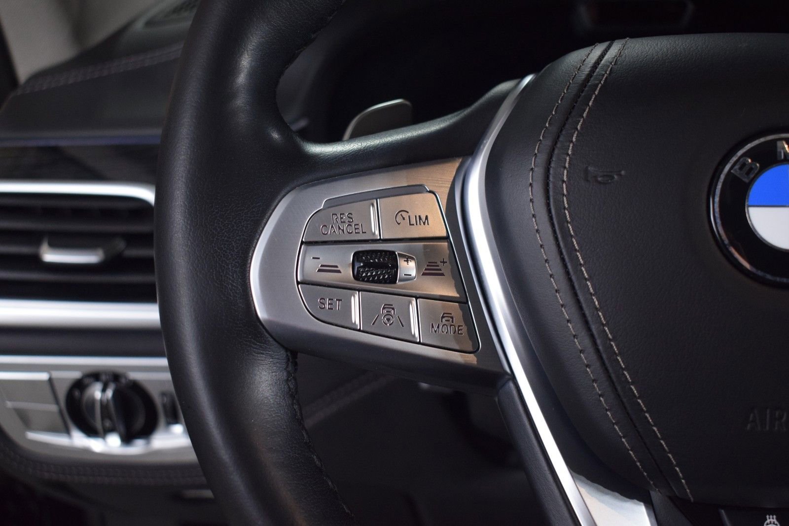 Used 2022 BMW 750i xDrive w/ Executive Package image 27