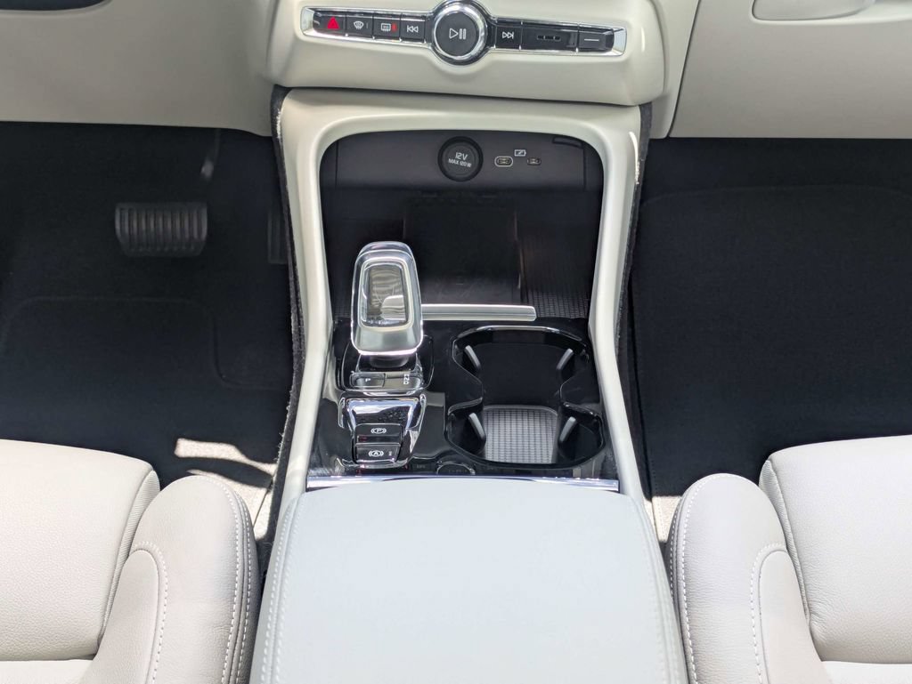 Certified 2023 Volvo XC40 B5 Plus w/ Protection Package Premier AWD/4WD image 22