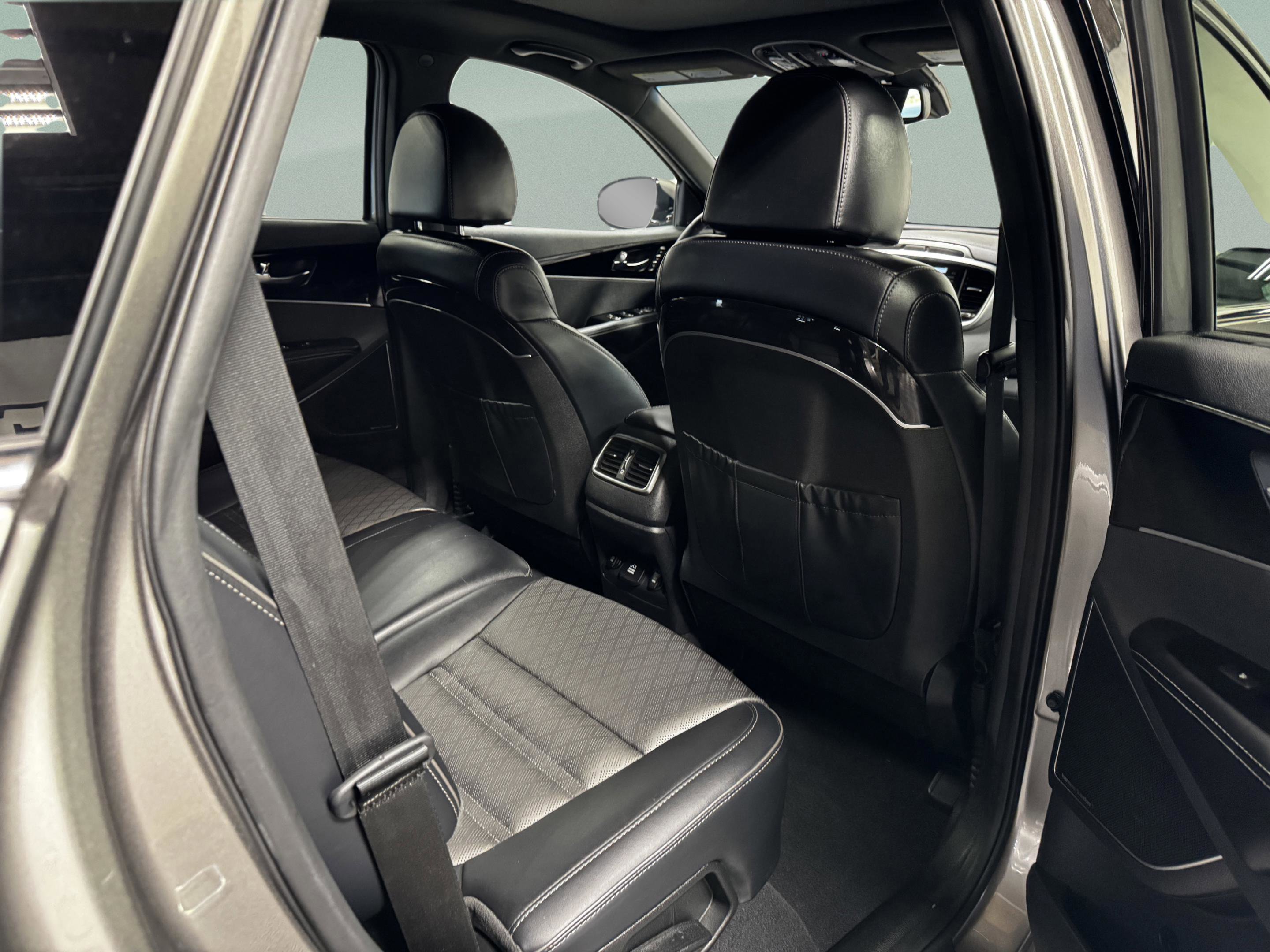 Used 2019 Kia Sorento SX image 12