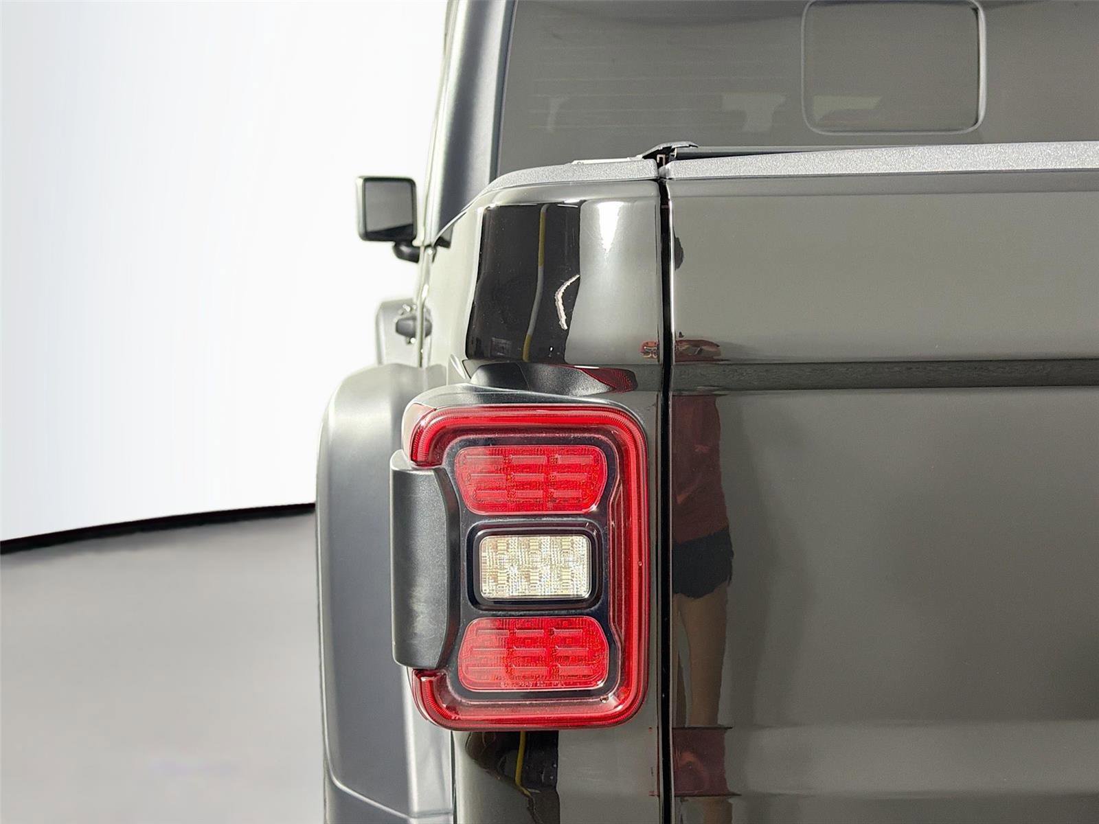 Used 2021 Jeep Gladiator Rubicon AWD/4WD image 16